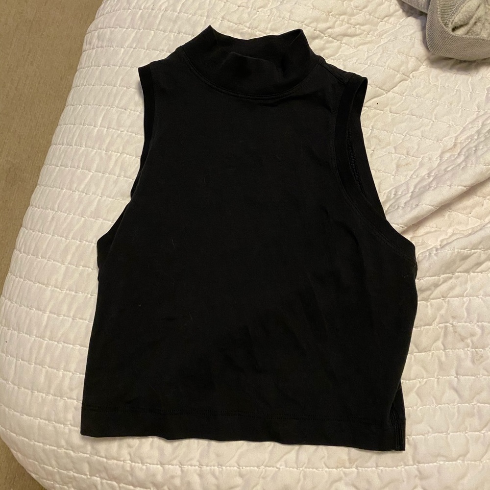 Lululemon black top.